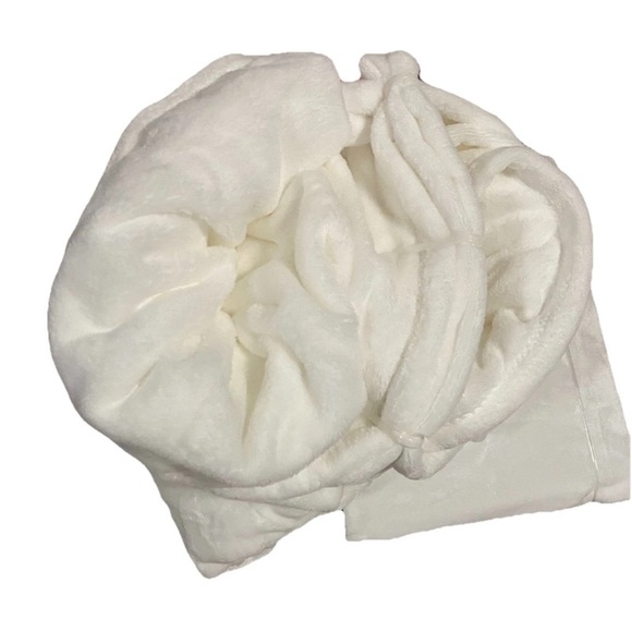 Karl Lagerfeld Paris White Milky Plush Throw Blanket 60 x 70 inches Brand New - Picture 7 of 8